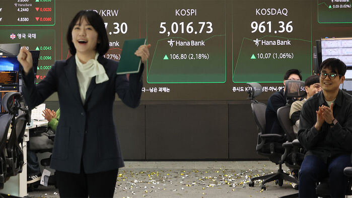 스피가 장중 5,000을 넘어선 가운데 22일 오전 서울 중구 하나은행 딜링룸에서 딜러가 환호하고 있다. (사진=연합뉴스)