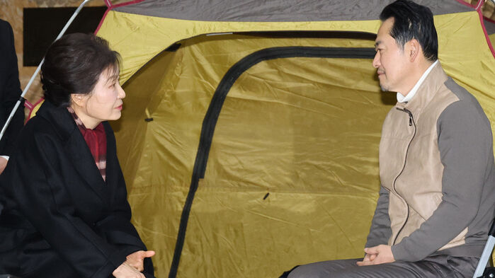 박근혜, 단식 농성장 방문&hellip;"국민이 진정성 인정, 중단해달라"