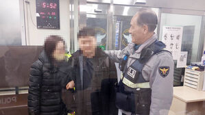 중국 상하이에서 제주로 돌아온 20대 청년과 경찰 (제주경찰청 제공)