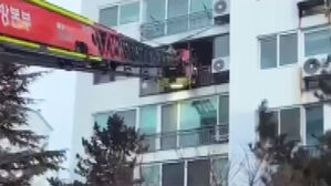 베란다 타고 내려와 불길로 뛰어든 여성&hellip;"아래층에는"