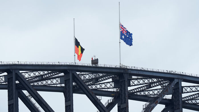 시드니 유대인 축제 테러 사망자들을 추모하기 위해 국가애도의 날 행사를 앞두고 조기 게양했다. (사진=AP, 연합뉴스)
