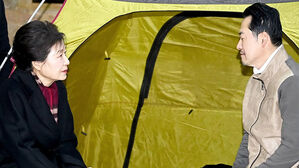 박근혜 만류로 8일 만에 단식 종료&hellip;"더 큰 싸움 위해"