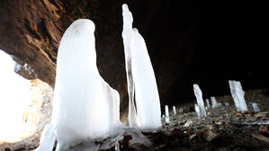 땅에서 불쑥&hellip;동장군이 만든 신비의 '역고드름'
