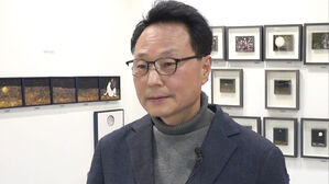 붓 대신 칼끝으로 긁어내며 품어낸 소우주