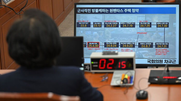 이혜훈 기획예산처 장관 후보자가 23일 국회 재정경제기획위원회에서 열린 인사청문회에서 조국혁신당 차규근 의원의 자료를 보고 있다. (사진=연합뉴스)