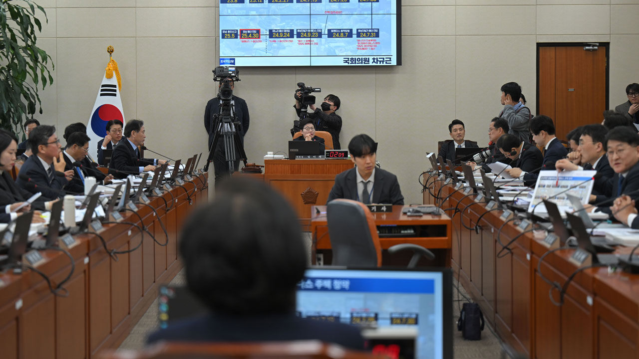 이혜훈 기획예산처 장관 후보자가 23일 국회 재정경제기획위원회에서 열린 인사청문회에서 조국혁신당 차규근 의원의 자료를 보고 있다. (사진=연합뉴스)