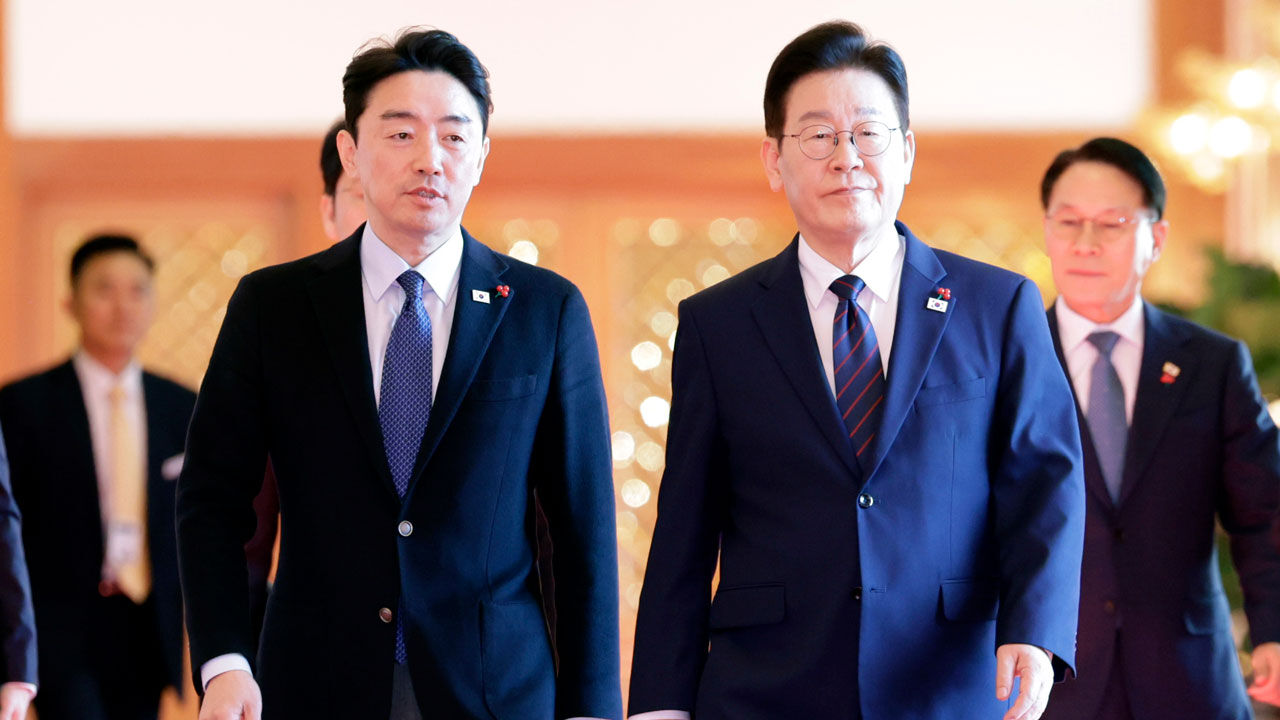 이재명 대통령과 강훈식 비서실장이 지난 22일 청와대에서 열린 수석보좌관회의를 위해 회의장으로 향하고 있다. (사진=연합뉴스)