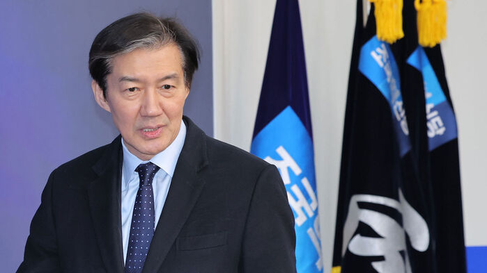 조국혁신당 조국 대표가 24일 서울 여의도 국회에서 더불어민주당 정청래 대표의 합당 제안 관련 논의를 위해 열린 긴급 의원총회에 참석하고 있다. (사진=연합뉴스)