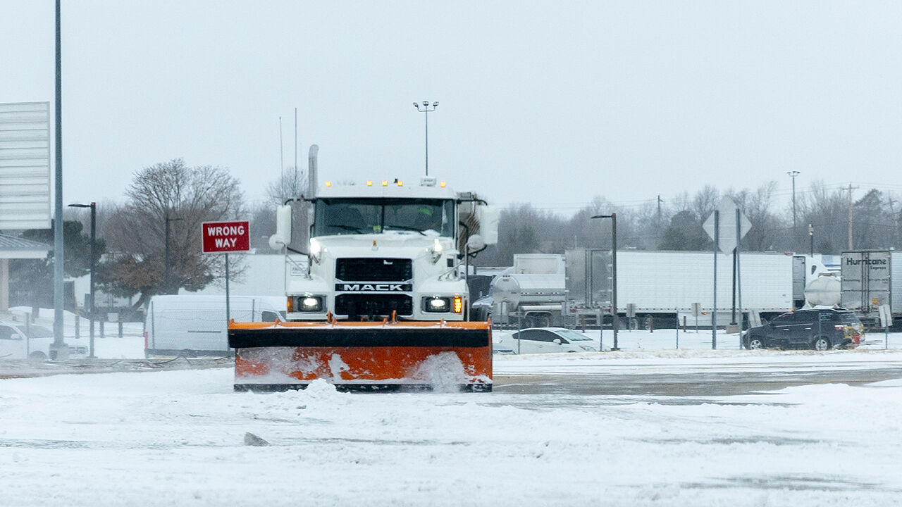 24일(현지시간)  오클라호마시티 도심 근처의 고속도로에 눈이 가득 쌓였다. (사진=AP, 연합뉴스)