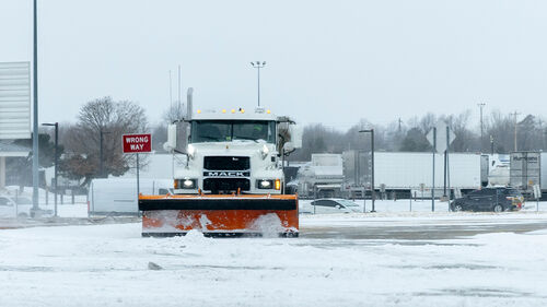 24일(현지시간)  오클라호마시티 도심 근처의 고속도로에 눈이 가득 쌓였다. (사진=AP, 연합뉴스)