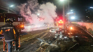 월드컵대교서 가드레일 들이받은 차량 전복돼 화재&hellip;2명 중상