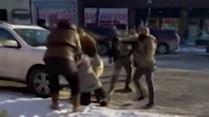 최루가스 쏘고 총성 10번&hellip;권총 위협? "오히려 당했다"