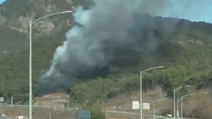 경북 구미 야산서 불&hellip;헬기 12대&middot;인력 140명 투입