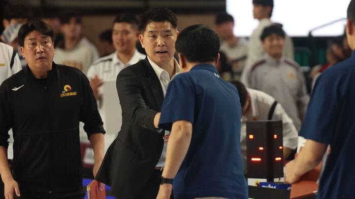 25일 경남 창원체육관에서 열린 2025-2026 LG전자 프로농구 정규리그 창원 LG 세이커스와 안양 정관장 레드부스터스의 경기 종료 후 LG 조상현 감독과 정관장 유도훈 감독이 악수하고 있다.