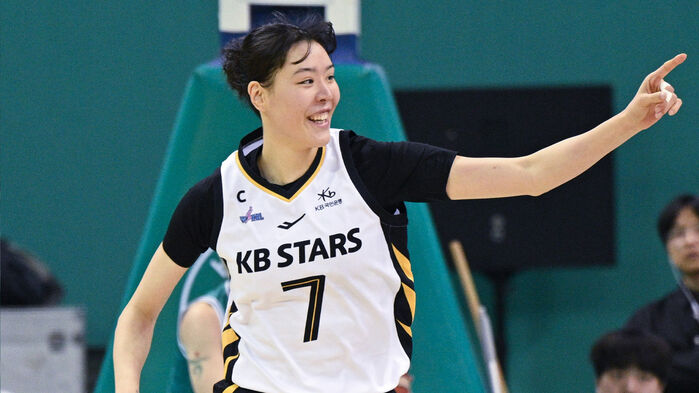 득점하고 기뻐하는 박지수