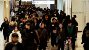 가벼운 옷차림에 아이스크림까지&hellip;강추위 덮치자 '북적'