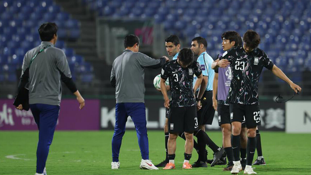 선수들을 위로하는 U-23 대표팀 코칭스태프