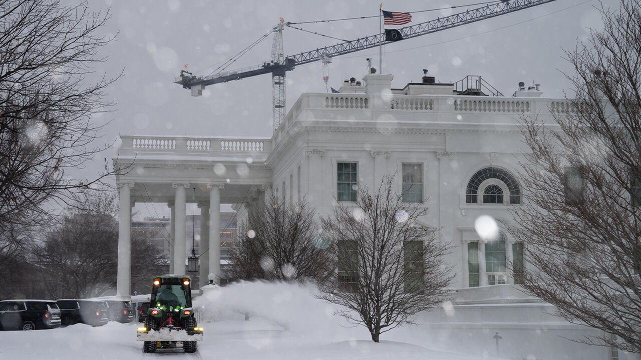 백악관 앞 잔디밭에서 제설차를 몰고 있다.