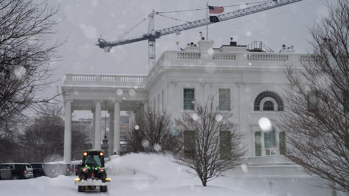 백악관 앞 잔디밭에서 제설차를 몰고 있다.