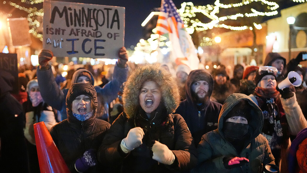 미네소타주에서 ICE 총격으로 사망한 알렉스 프레티 죽음에 항의하는 시위가 열렸다. (사진=AP, 연합뉴스)