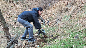 추운 날씨에도 묵묵히 산속 쓰레기 치운 외국인의 '멋진 선행'