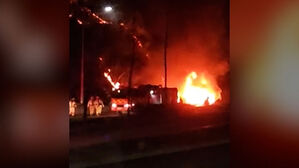 "운전중 갑자기 흔들리더니"&hellip;화물차 넘어진 뒤 전소