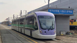 '위례선 트램' 2월부터 본선 시운전&hellip;"보행자&middot;운전자 주의"