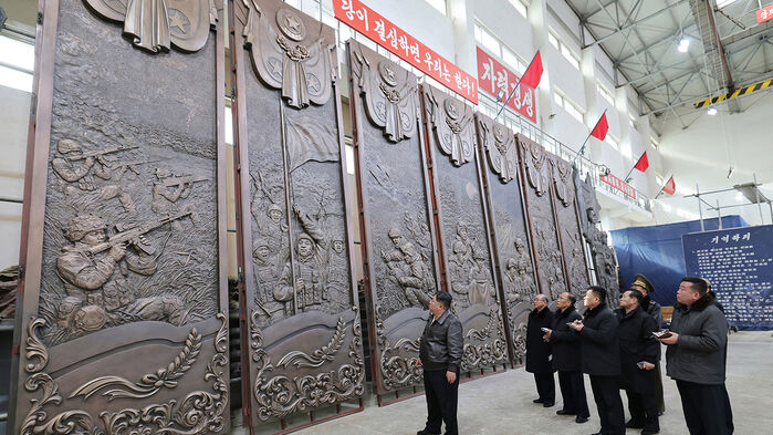 김정은 북한 국무위원장이 25일 만수대창작사를 방문해 파병기념관에 건립하고 설치할 조각 창작 사업을 지도했다고 조선중앙통신이 26일 보도했다. (사진=조선중앙통신, 연합뉴스)