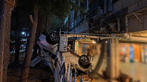 벽 뚫고 3층서 추락&hellip;주차장 출구 착각해 '쾅'