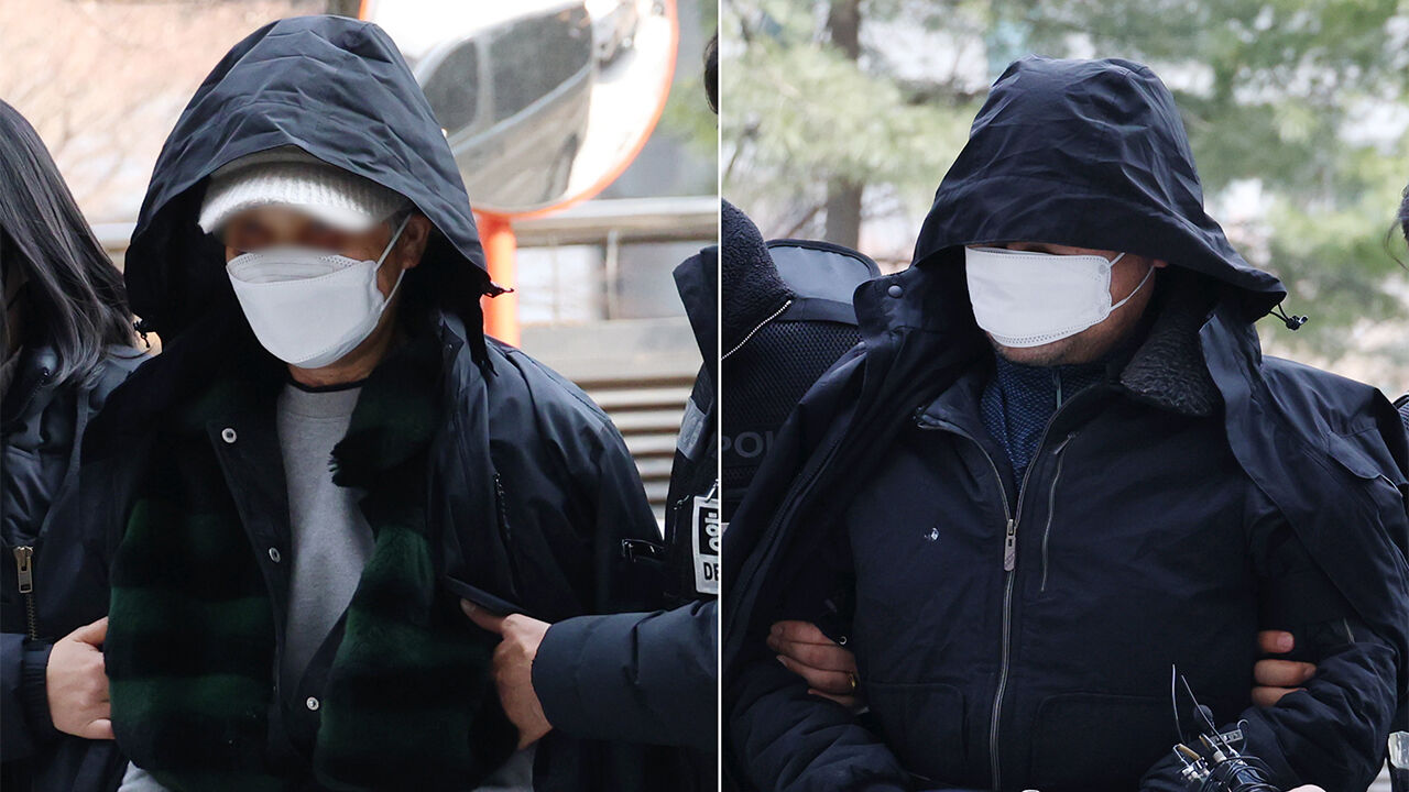 90대 노모를 살해한 혐의를 받는 60대 딸과 범행을 방조한 혐의를 받는 사위가 26일 오후 구속 전 피의자 심문(영장실질심사)을 받기 위해 인천지법으로 들어서고 있다. (사진=연합뉴스)