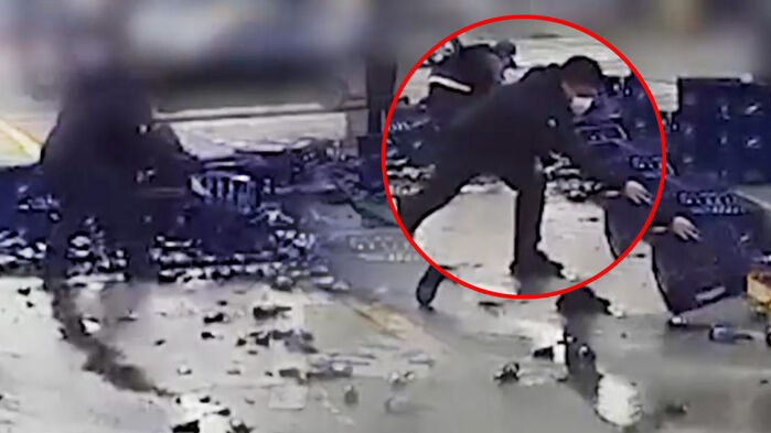 도로 뒤덮은 '수천 병' 맥주&hellip;갑자기 나타난 남성 '뜻밖' 정체