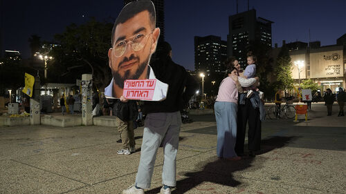 란 그빌리 사진 들고 그빌리 시신 반환을 환영하는 이스라엘인
