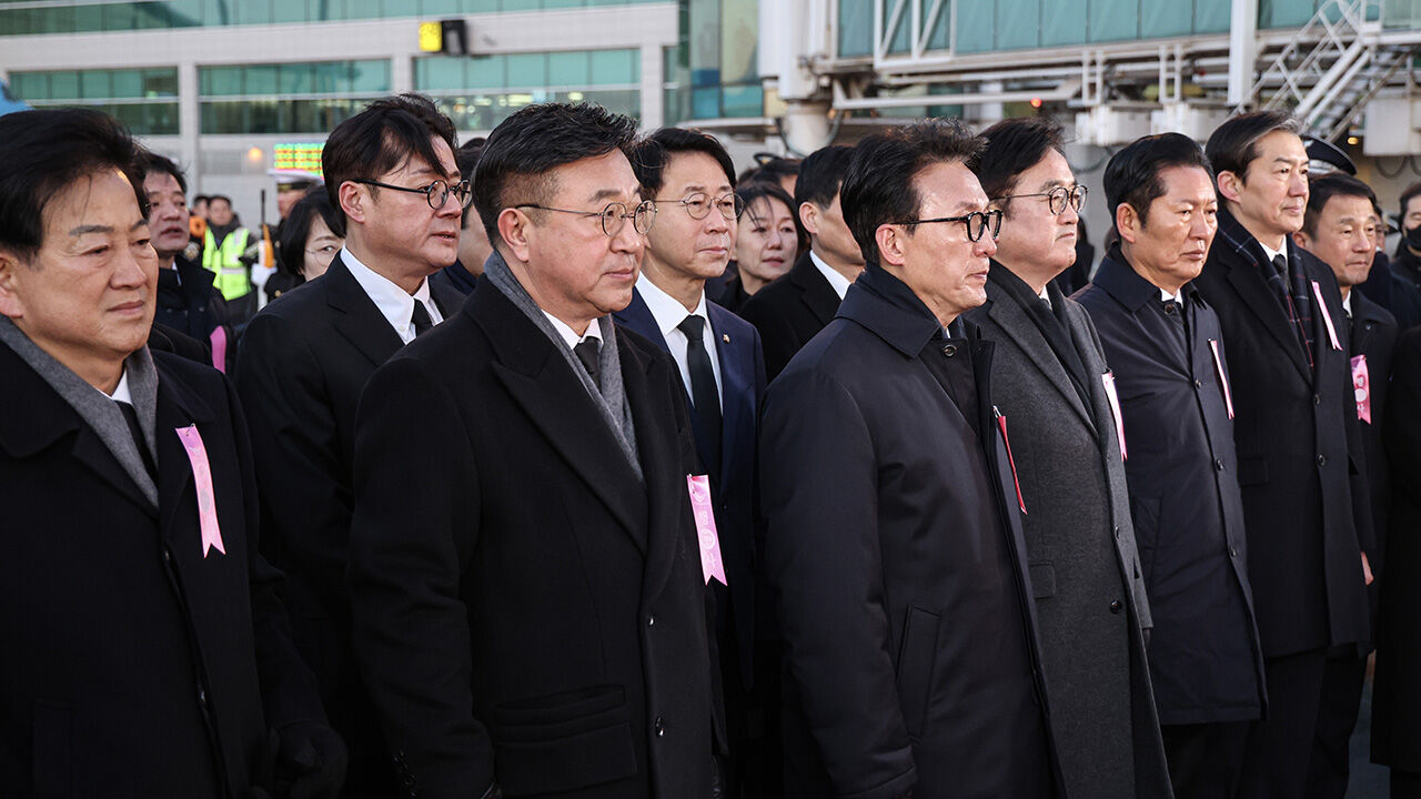 고 이해찬 전 국무총리의 시신이 27일 인천국제공항에 도착, 상임 장례위원장을 맡은 김민석 국무총리를 비롯해 우원식 국회의장과 더불어민주당 정청래 대표 등이 맞이하며 추모하고 있다.