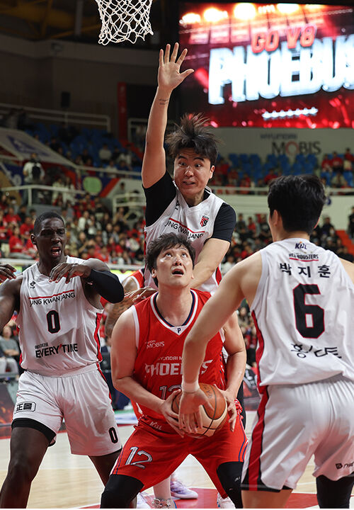 슛 노리는 함지훈(12번) (사진=연합뉴스)