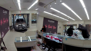 매장 돌진한 SUV&hellip;마구 부수더니 14억 들고 유유히 