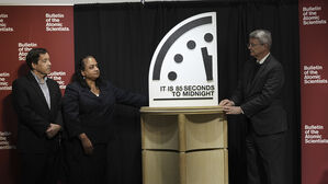 자정에 가까워진 초침&hellip;'지구 종말' 남은 시간 85초 