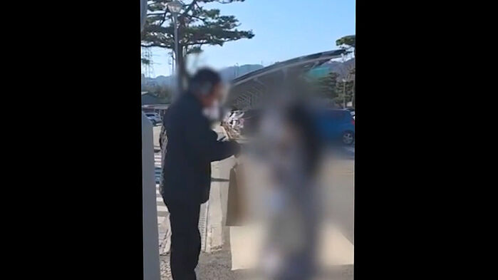 돈봉투 받는 수거책 (사진=포천경찰서 제공, 연합뉴스)