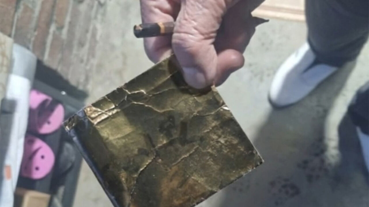 현금 100만원 들어있던 금색 봉투 (사진=김포경찰서 제공, 연합뉴스)