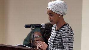 발언 중인 국회의원에 다가가 주사기로 '찍'&hellip;즉각 체포 