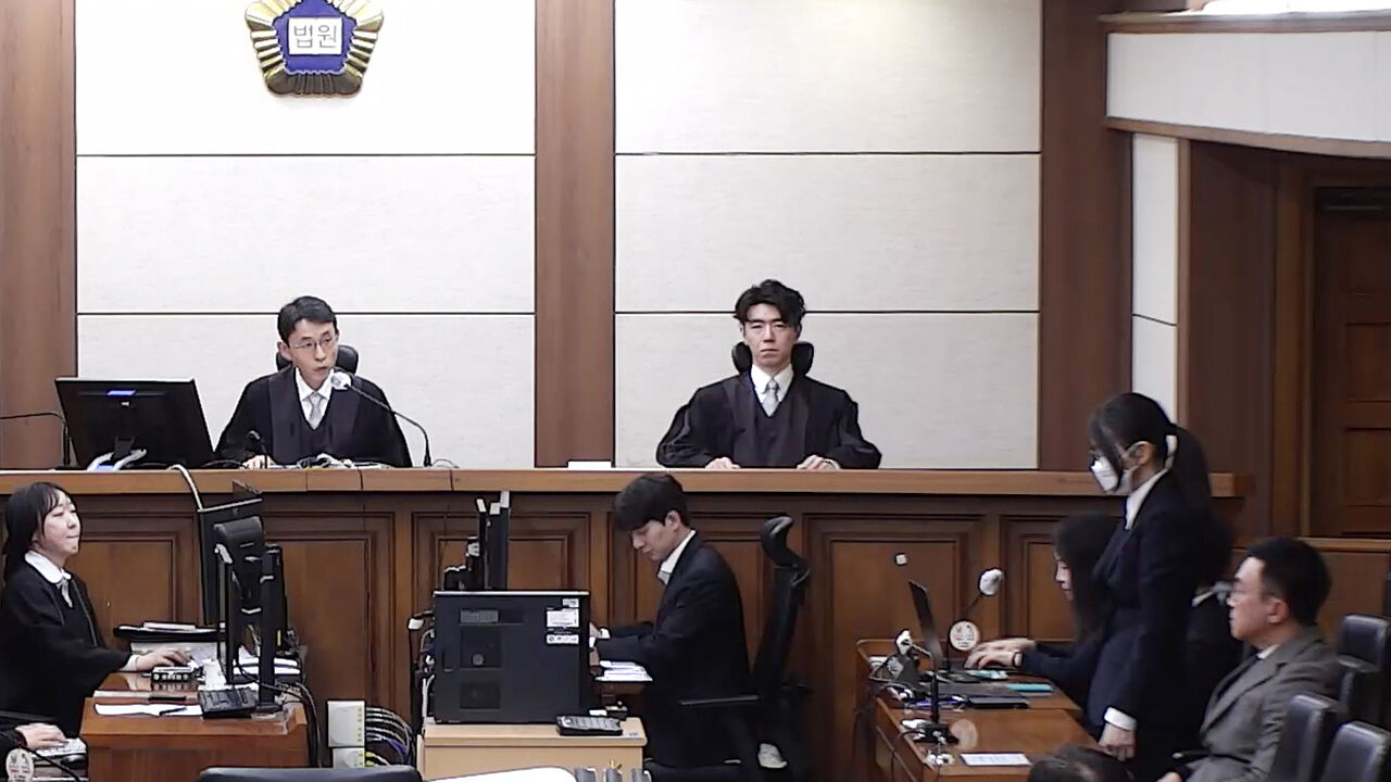 통일교 금품 수수 등 혐의로 구속기소된 김건희 여사가 28일 서울중앙지방법원에서 열린 1심 선고공판에서 실형을 선고받고 있다. (사진=연합뉴스)