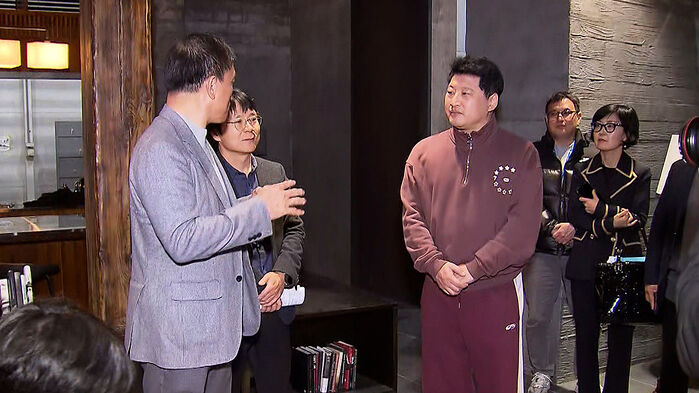 김종철 방송미디어통신위원회 위원장(왼쪽)이 28일 경기도 일산 SBS 제작센터를 방문해 드라마 세트장을 둘러보고 배우들과 대화하고 있다.