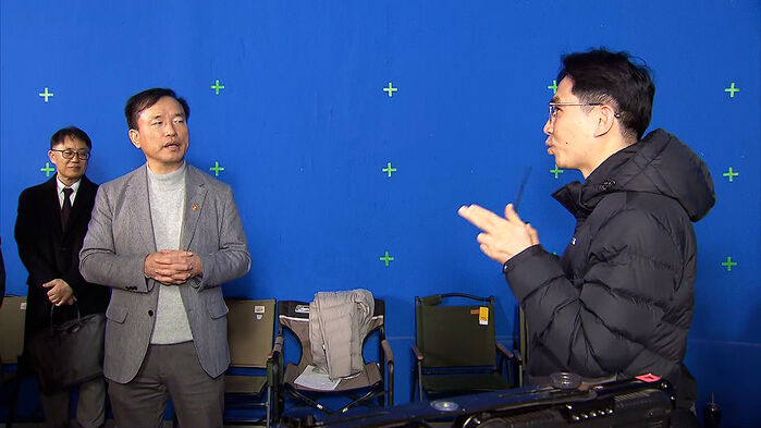 김종철 방송미디어통신위원회 위원장(왼쪽)이 28일 경기도 일산 SBS 제작센터를 방문해 드라마 세트장을 둘러보고 현장 제작 담당자들과 대화하고 있다.