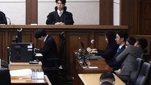 "무죄" 들리자 손잡고 귓속말&hellip;김건희한테 손가락으로