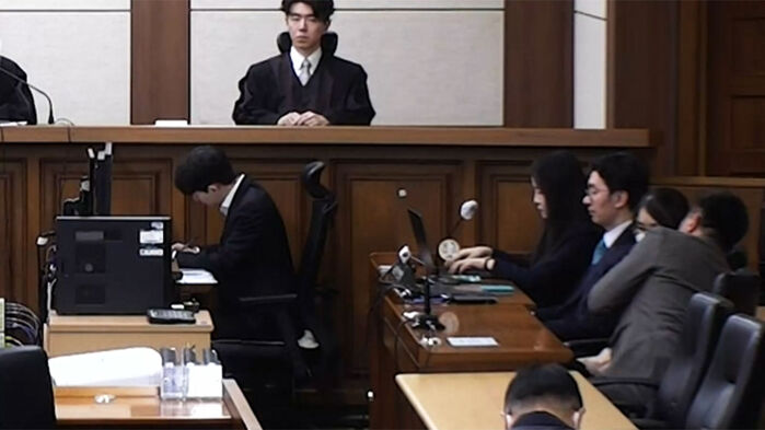 고개 숙이고 바닥만&hellip;"무죄" 들리자 부여잡고 귓속말