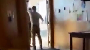 "건들면 체포" 불쑥&hellip;의원에 정체불명 액체 쏘자 '악취'