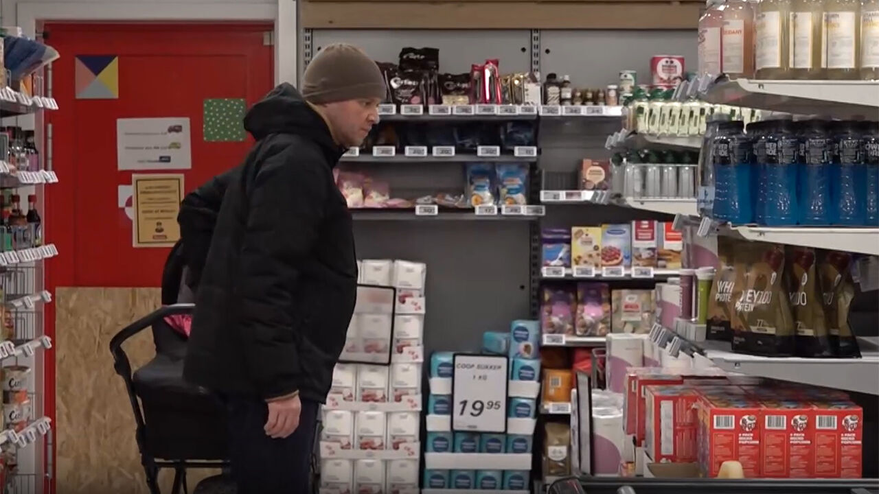 그린란드의 마트에서 장을 보는 시민들