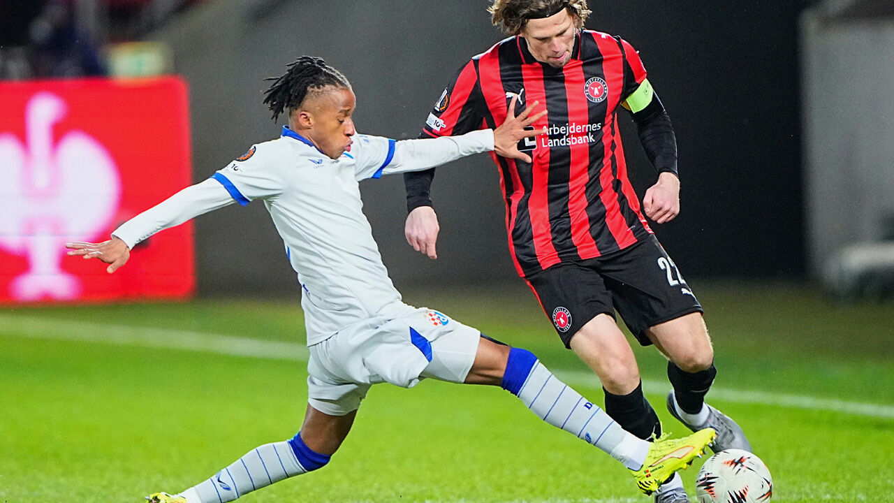 미트윌란과 디나모 자그레브의 경기 장면.