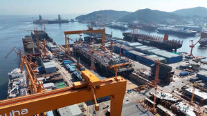 반도체&middot;조선 날고 건설 추락&hellip;작년 산업생산 5년 만에 최소 성장