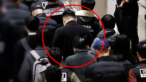 '120억 로맨스스캠 부부' 구속 송치&hellip;총책 추적