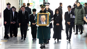 고 이해찬 전 총리 영결식 눈물 속 엄수&hellip;"민주주의 역사 그 자체"